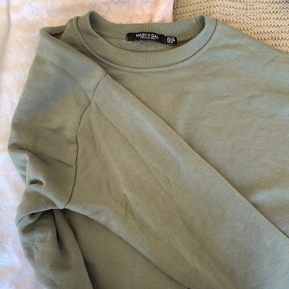 Open back cropped sweatshirt!